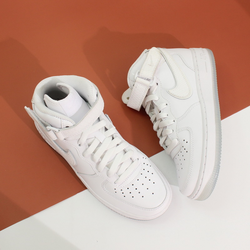 耐克AIRFORCE1MID高帮板鞋