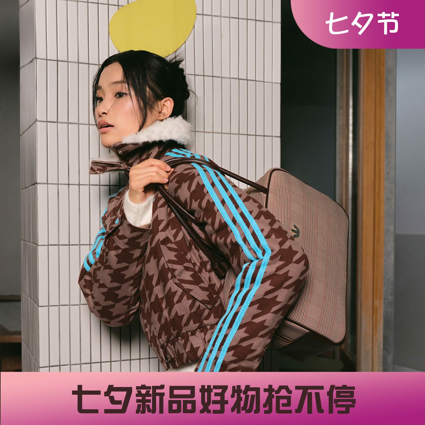 阿迪达斯三叶草女子运动宽松千鸟格短款毛绒翻领复古棉服KA9732