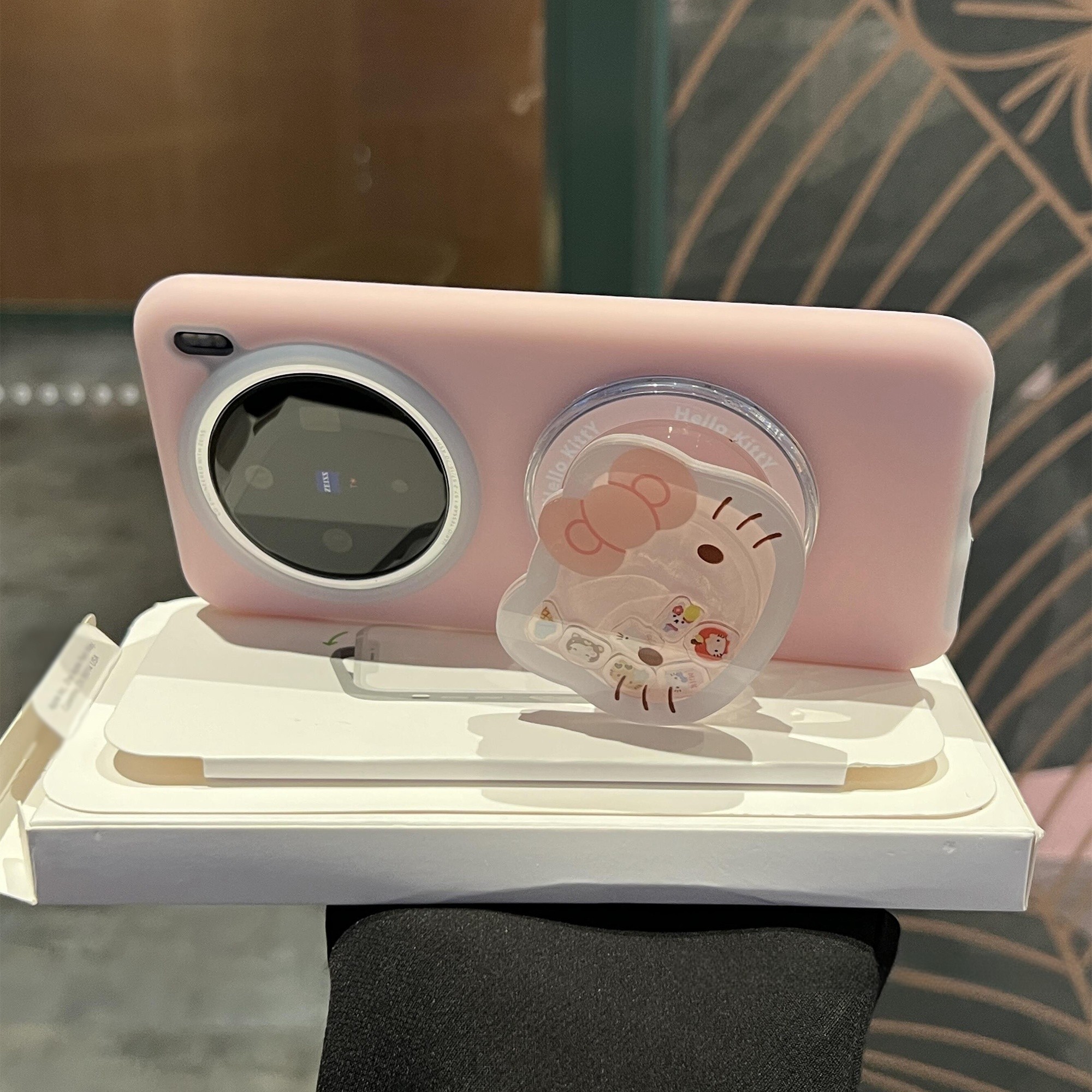 ins浅粉色KT猫摇摇乐磁吸支架适用K70至尊版小米15/14手机壳13红米K80果冻橡胶耐脏POCOF6PRO情侣卡通女防摔