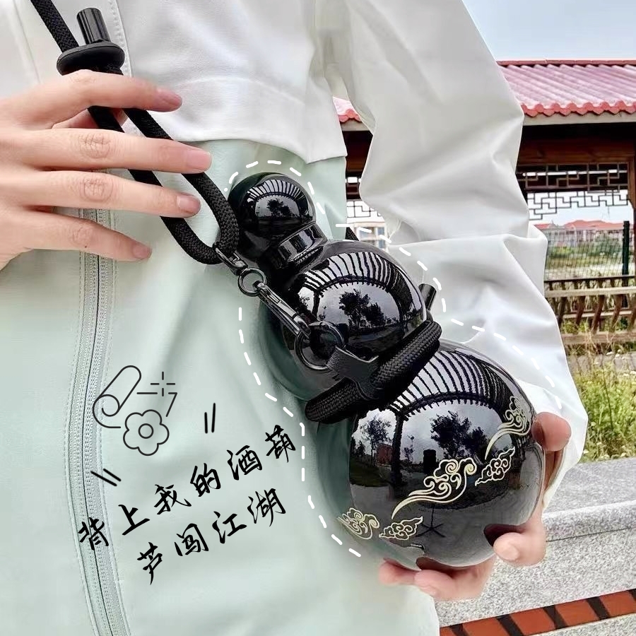 背着葫芦水杯骑车感觉我是天命人