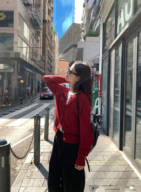 WHYSTUDIO_复古红色针织开衫短款毛衣女新款圆领字母宽松长袖外套