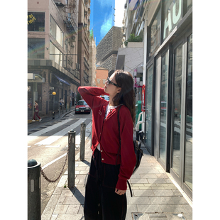 WHYSTUDIO_复古红色针织开衫短款毛衣女新款圆领字母宽松长袖外套