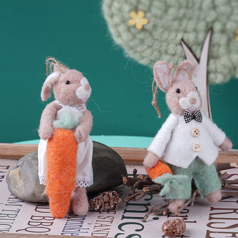 森林情侣兔子抱萝卜摆件挂件家居羊毛毡装饰品儿童房商场场景装饰
