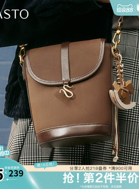 百思图秋冬新款商场同款人水桶包时尚潮流单肩斜挎包女TY052DX5
