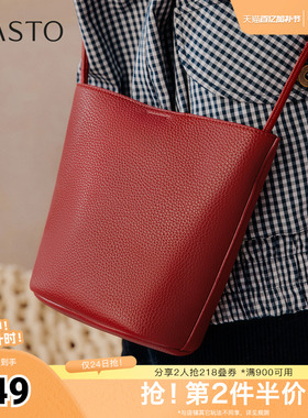 百思图2026春季新款商场同款水桶包简约通勤单肩包女TY084AX6