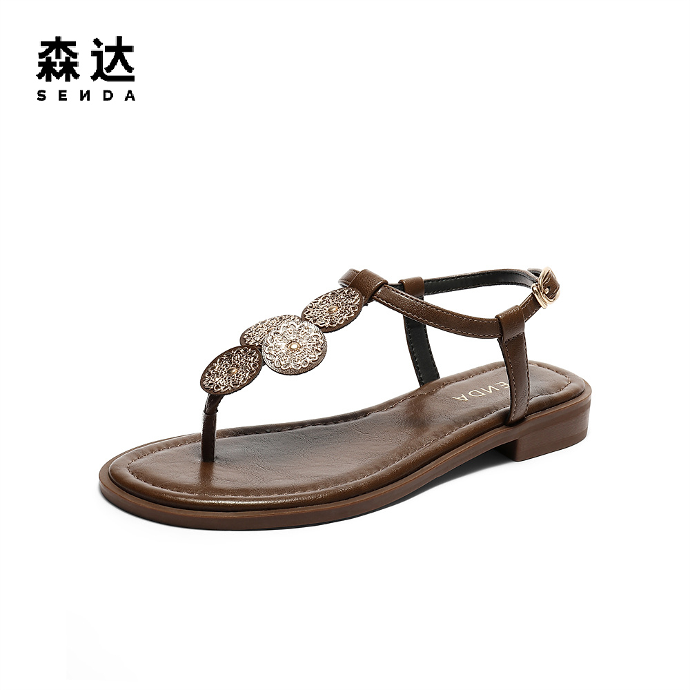 金属花纹装饰点缀鞋面，增添优雅精致感