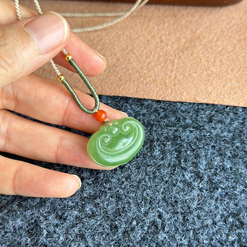 正宗纯天然俄罗斯碧玉和田玉如意吊坠子果绿精致气质小挂件女项链
