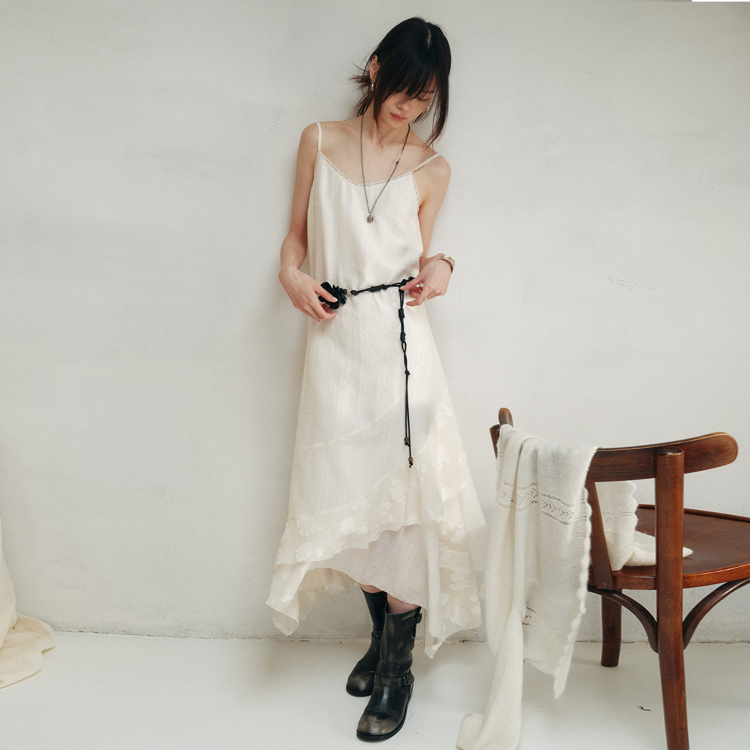 一方二集 &ldquo;风过铃兰，浮光叠影&rdquo;温柔浪漫不规则裁剪吊带裙