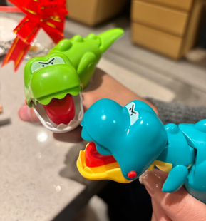 海底捞按压恐龙恶龙咆哮解压摇头摆动咬合恐龙手枪萌趣恐龙小玩具