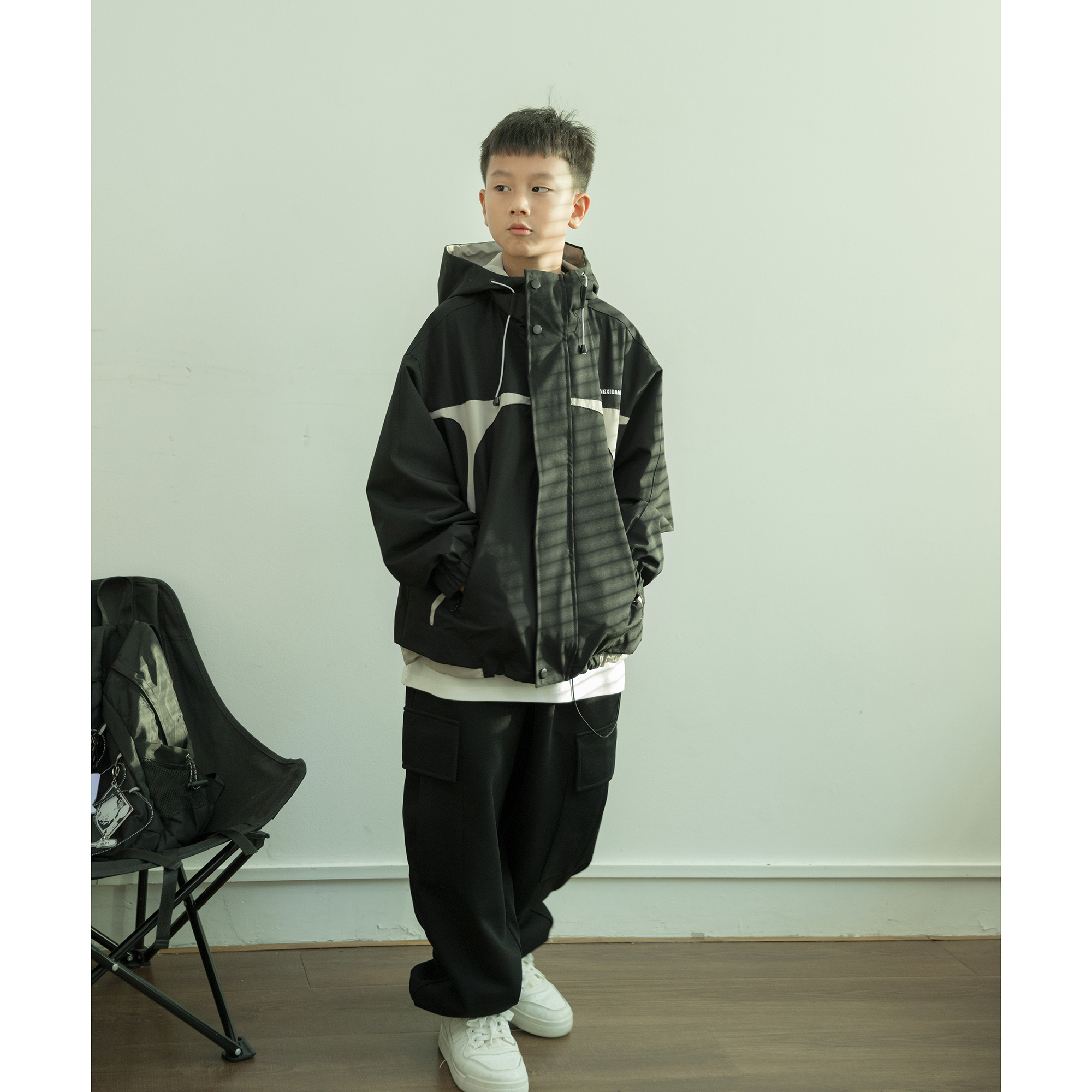儿童黑色冲锋衣2025秋冬新款中大童连帽外套韩版洋气青少年夹克潮