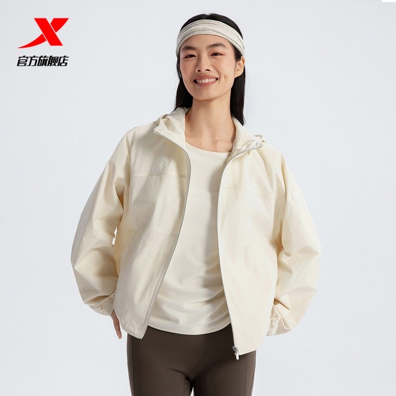 特步外套女款2026秋季新款户外训练运动连帽双层风衣975128