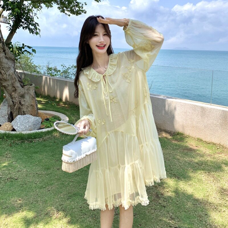 浅黄色绝美法式甜美风绣花娃娃领连衣裙女2026初款网纱拼接A字裙