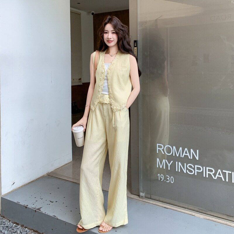 黄色法式温柔系两件套女2026夏季新款蕾丝绣花V领马甲阔腿裤套装