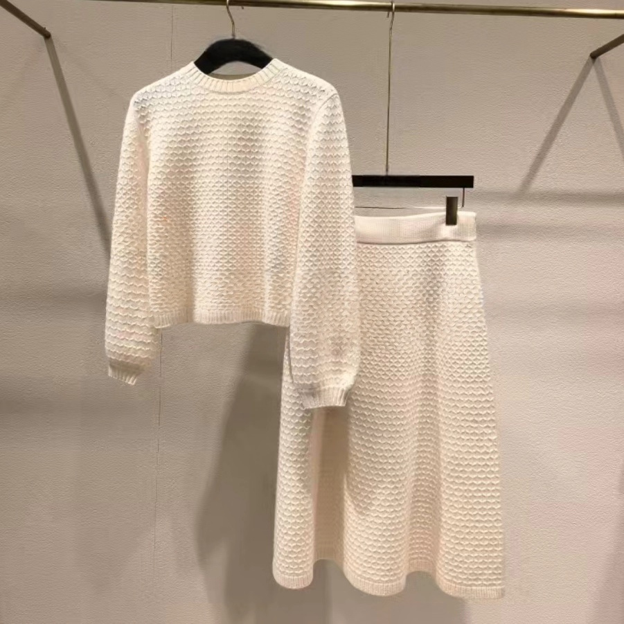25秋羊毛白色灯笼袖针织衫女套装
