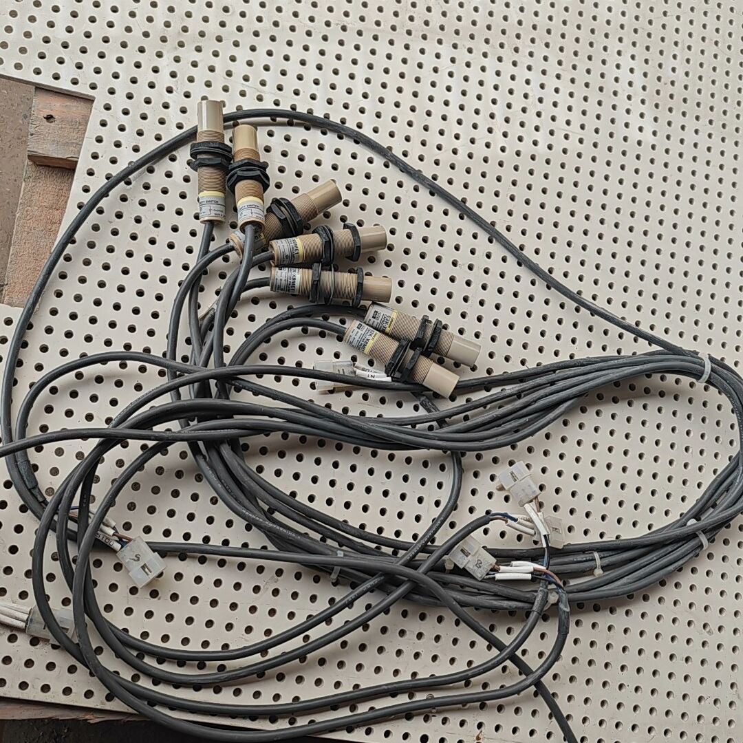 E2K-X8ME1 电容式接近开关，实物