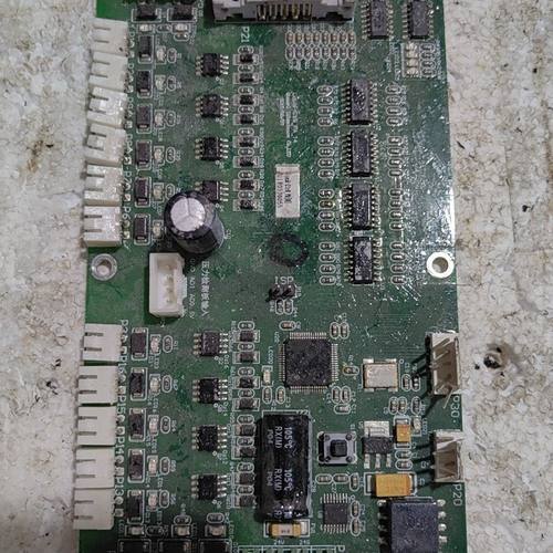 绿色PCB电路板 带接口和芯片。板子成色如图 有正常使用痕