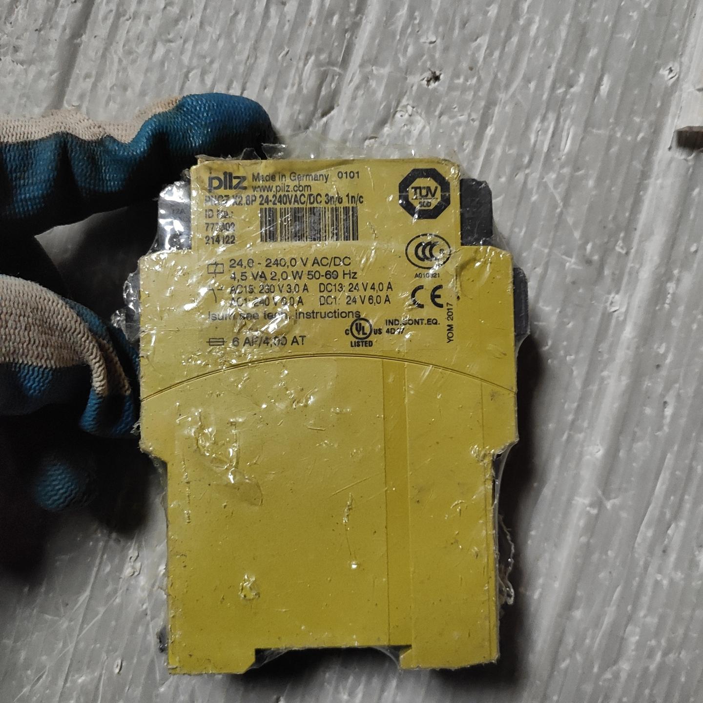 皮尔兹  PNOZ  X2.8P  盖子掉了  成色如图