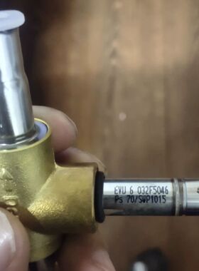 Danfoss电磁阀 型号EVU 6 032F5046 带1