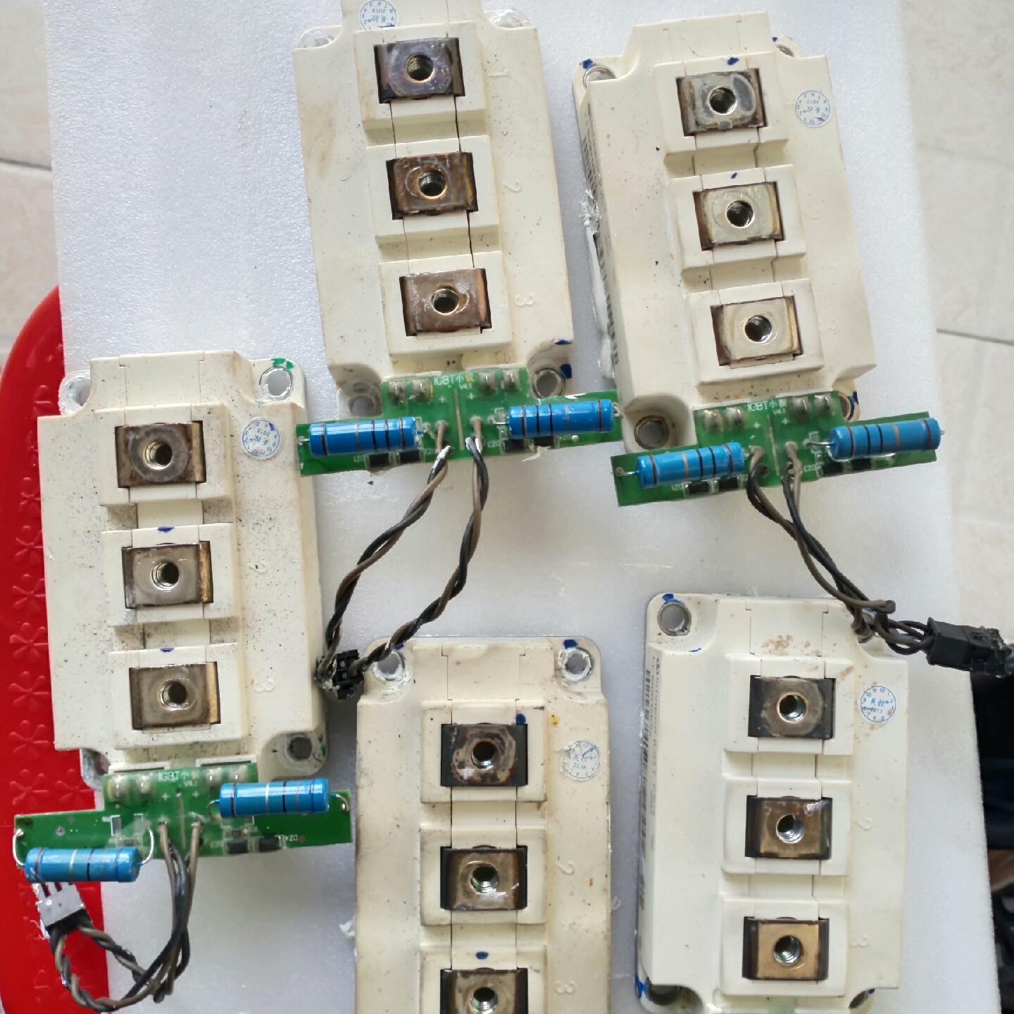 英飞凌模块五个。