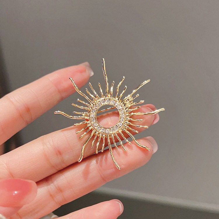 简约时尚金色太阳胸针男女ins气质百搭胸花大衣固定西装配饰别针