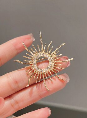 简约时尚金色太阳胸针百搭高级感