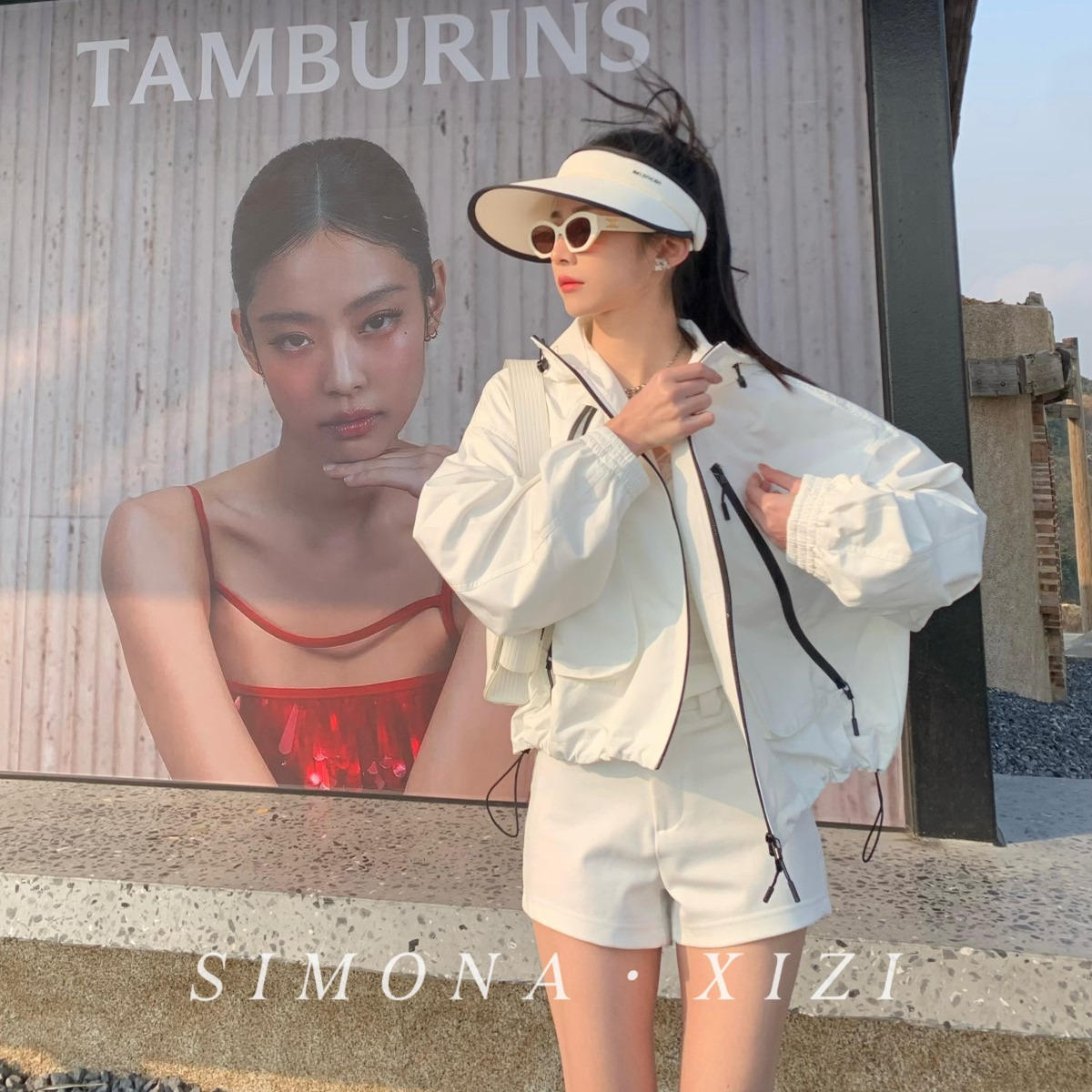 白色休闲运动冲锋衣外套