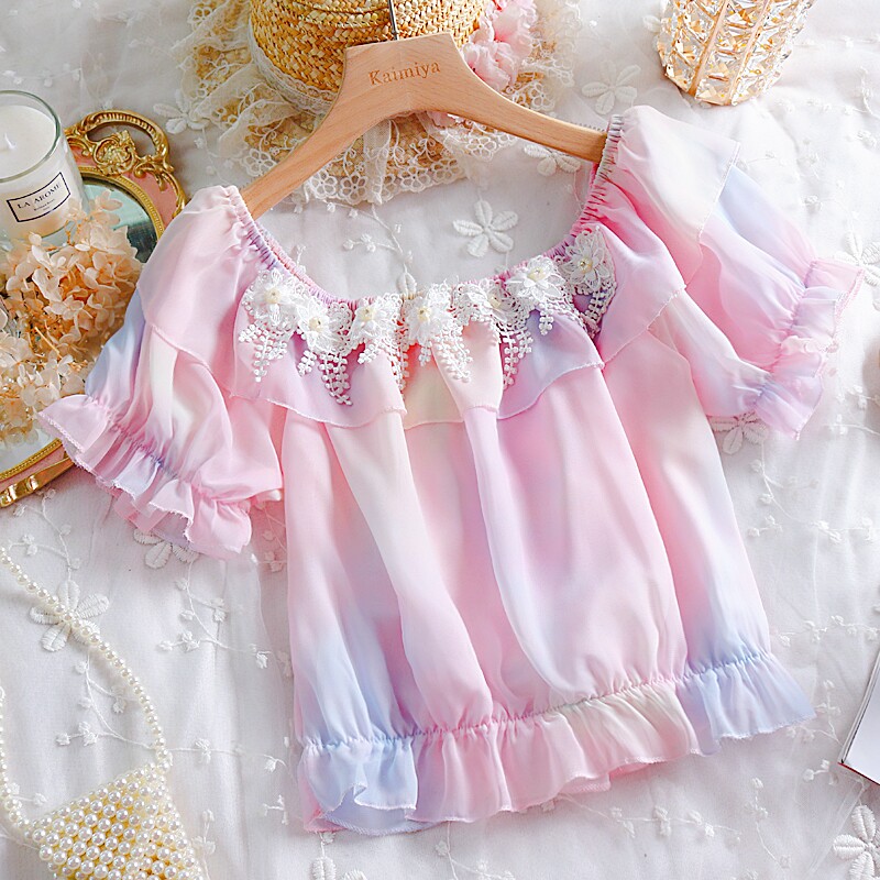 日系小清新甜美風壹字領立體花朵荷葉邊短袖彩虹色雪紡衫百搭上衣在類目 女裝/女士精品, 蕾絲衫/雪紡衫中 - 來自Buy2taobao.com提供專業的淘寶代購服務