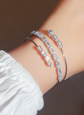 魅芽仙骨高贵轻奢的三层灵蛇手镯