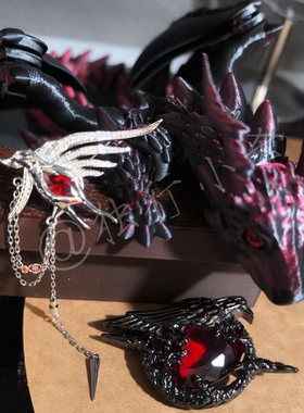 高级个性秦彻潜入夜二次元羽毛乌鸦胸针游戏周边锆石微镶红色