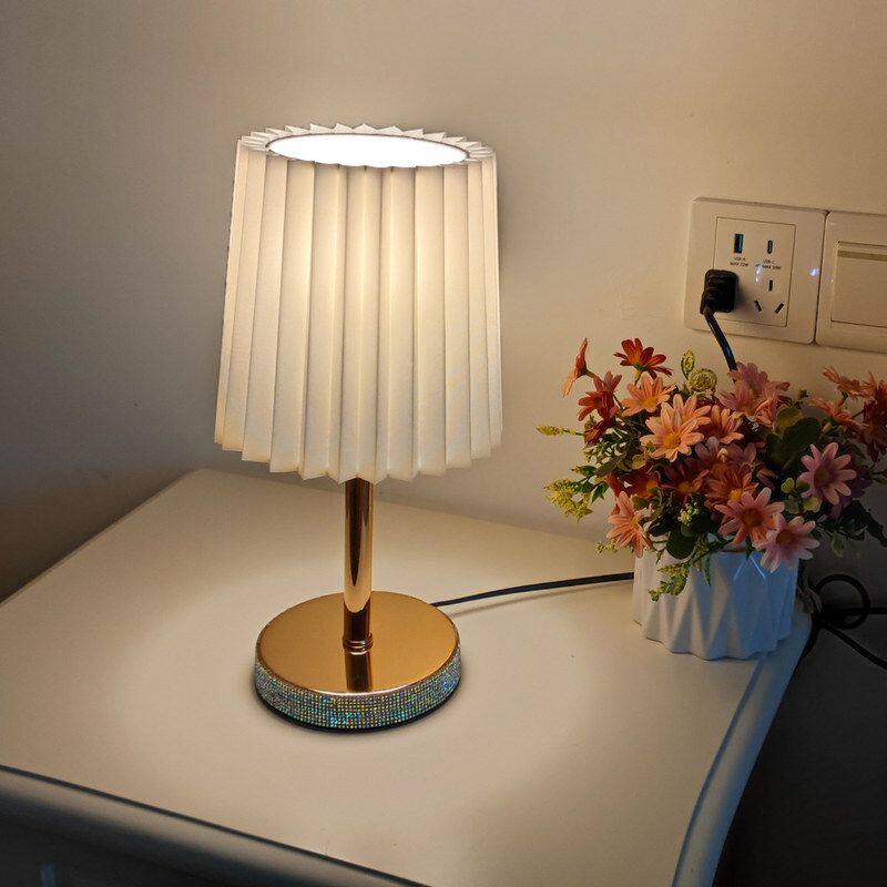 台灯奶油ins床头钻石红创意卧室少女网北欧气氛金杆百褶护眼灯边