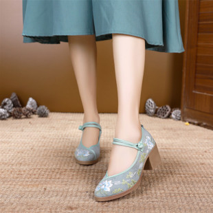 新款配旗袍的单鞋子女复古中国风老北京绣花布鞋粗高跟茶艺汉