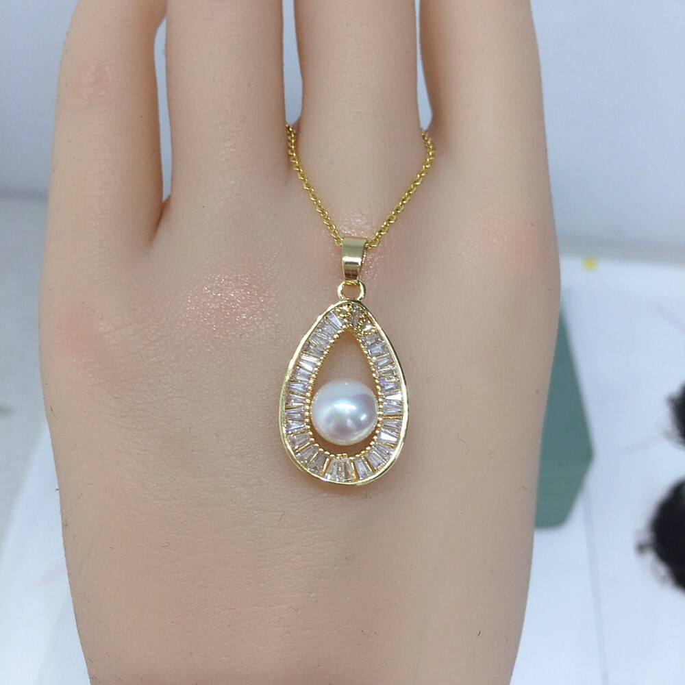 高端 天然淡水珍珠诸暨珍珠天然淡水珍珠吊坠高级感水滴形方向锆