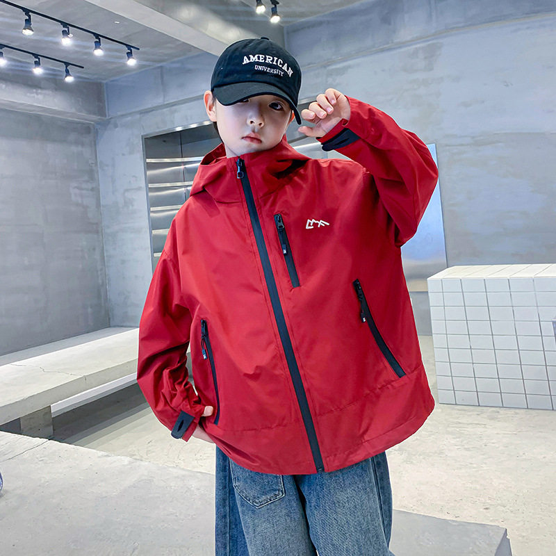 男童秋装运动外套红色新年2026年新款儿童潮帅中大童男孩风衣帅气
