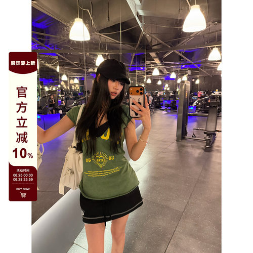 F383绿色字母印花V领短袖T恤