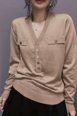 衣唯硕8130小香风秋季新款V领纽扣简约针织衫女气质显瘦毛衣上衣