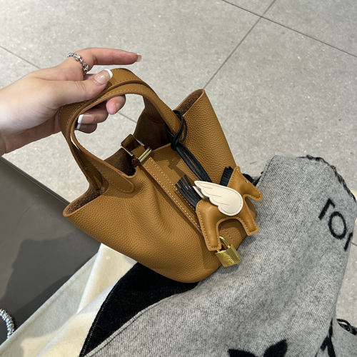 新款女士菜篮子包包女牛皮高级感手提小包流行真皮水桶包时尚女包