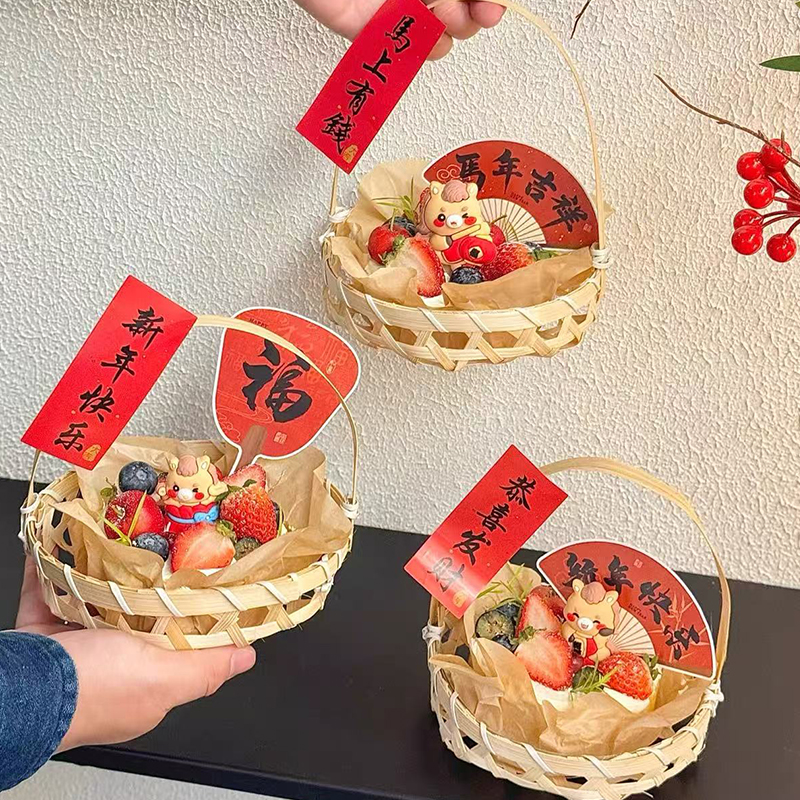 2026新年快乐镂空手提竹篮蛋糕装饰马年大吉元宝发财小马装扮摆件