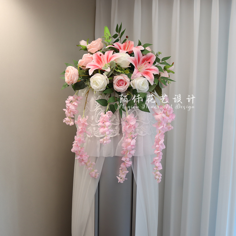 空调柜机上摆放有一束仿真花超美