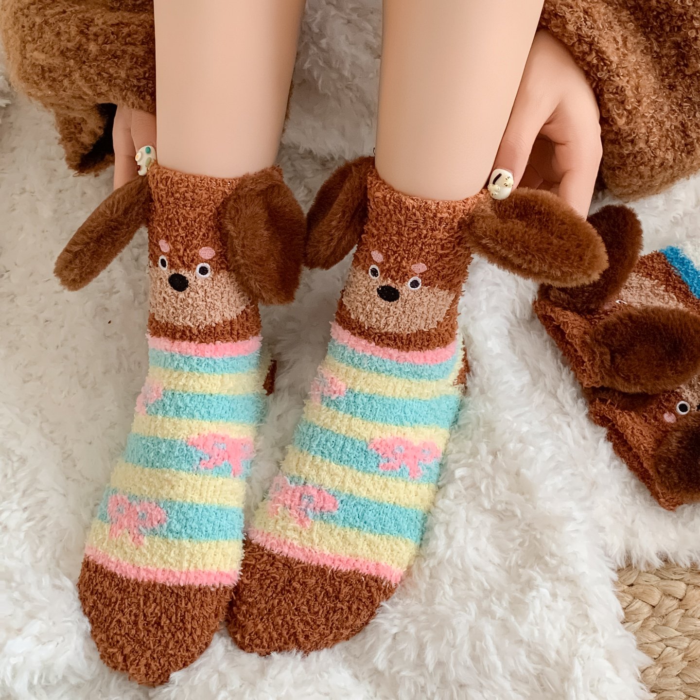 可爱珊瑚绒袜子女冬季加厚保暖卡通小狗毛绒睡眠袜居家地板中筒袜