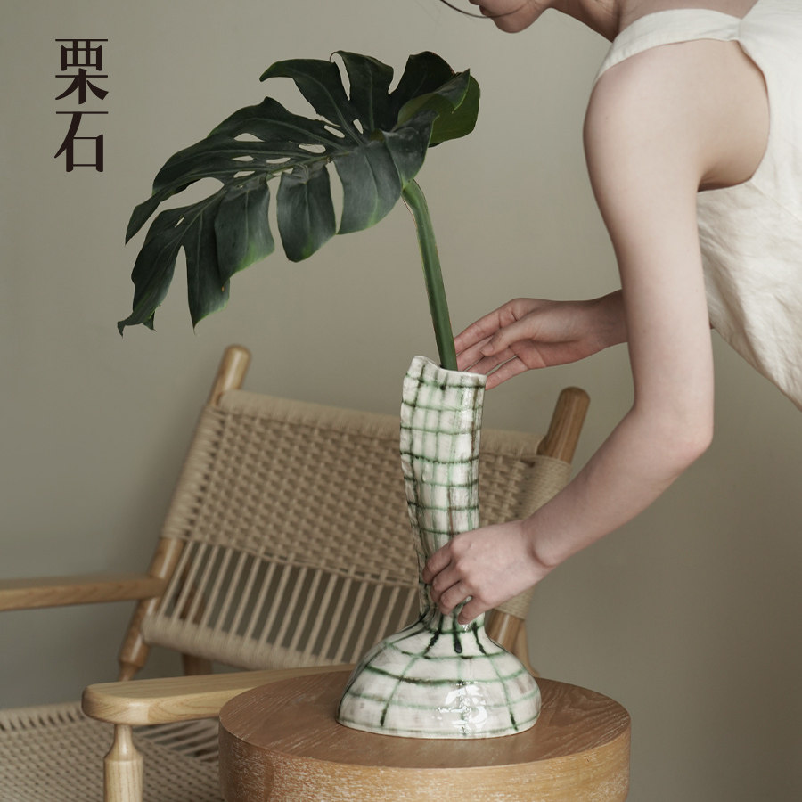 栗石【青楸】彩色手绘陶瓷艺术花瓶现代创意客厅民宿餐桌插花摆件 - 实物图