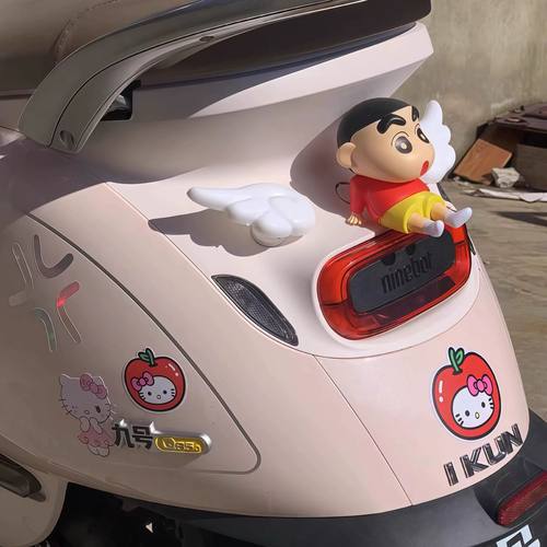 适用九号q85c电动车蜡笔小新装饰摆件高颜值女雅迪小配件桌面摆件