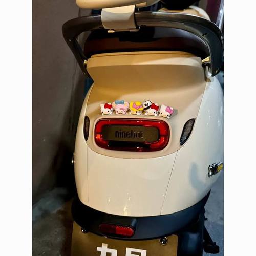 kt猫车贴九号电动车装饰小配件可爱仪表盘车尾灯车载凯蒂猫小摆件