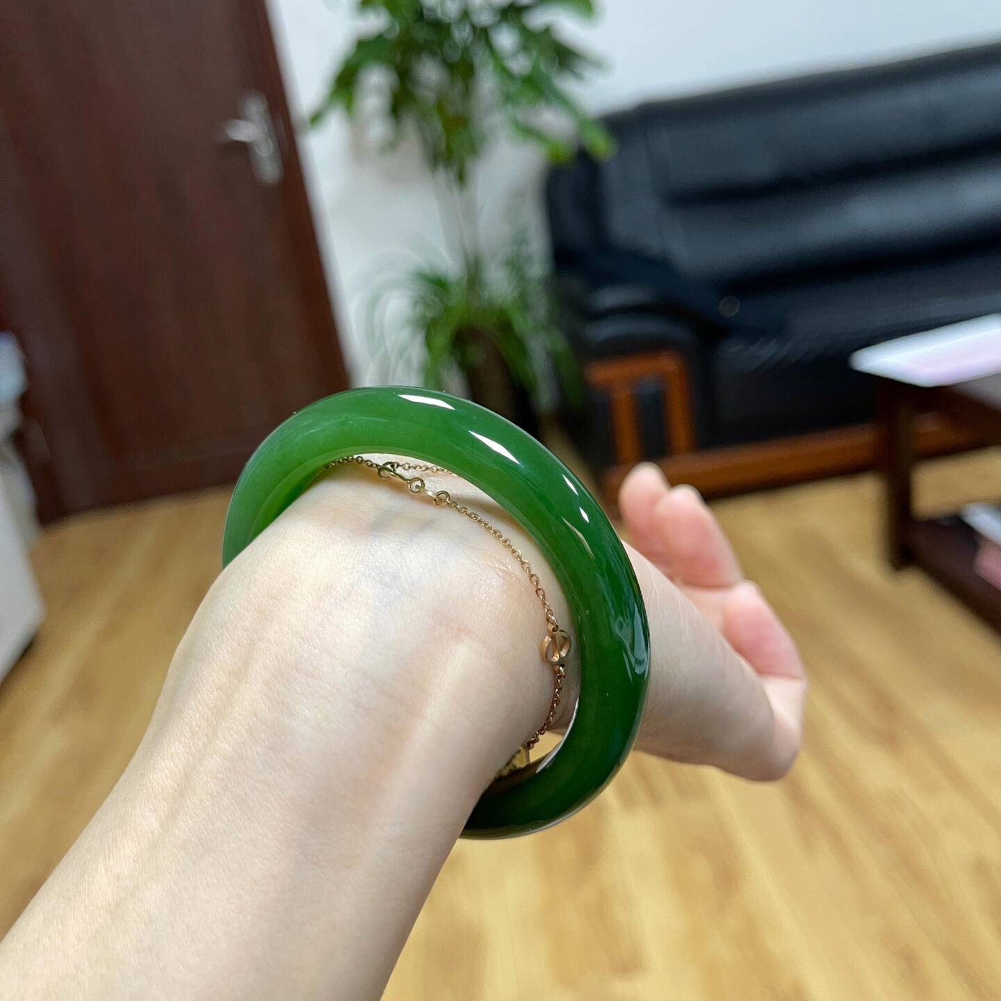 新疆和田玉碧玉手镯女款胖圆条菠菜绿天然翡翠冰底真玉石镯子