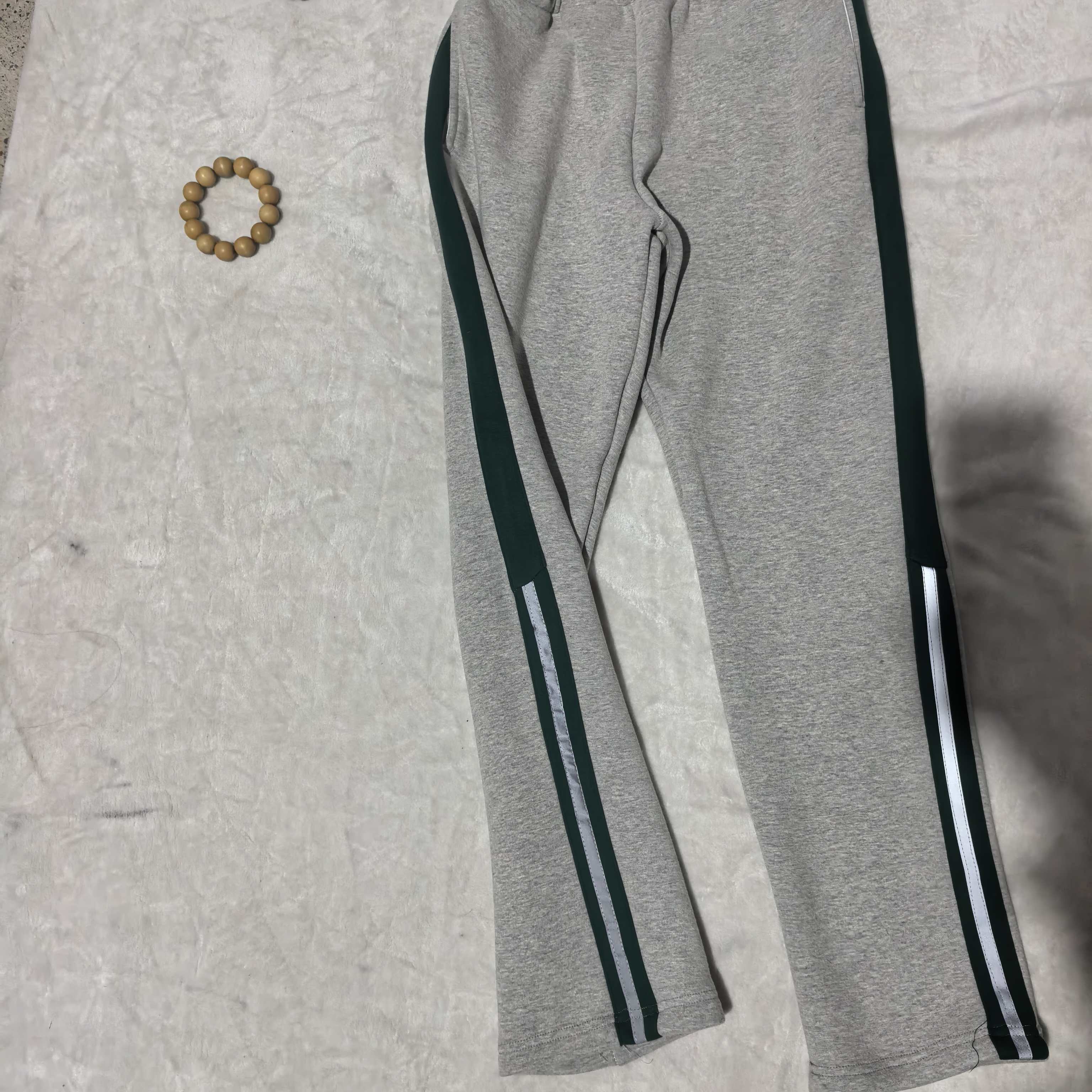 青岛市富源路小学浅灰色校服裤子宽墨绿杠中间半截杠一反光条直筒