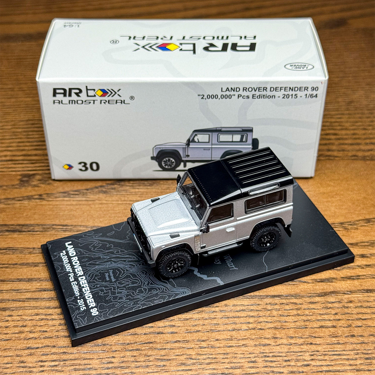 AR 1:64 路虎卫士90 第200万台纪念版 2015款 银色合金汽车模型 - 实物图