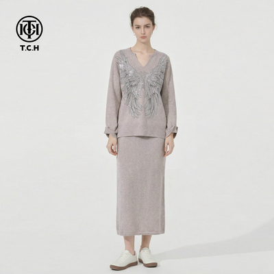 TCH2026春款百搭烫钻V领针织衫半身裙卡其色时尚套装T78A07E1127