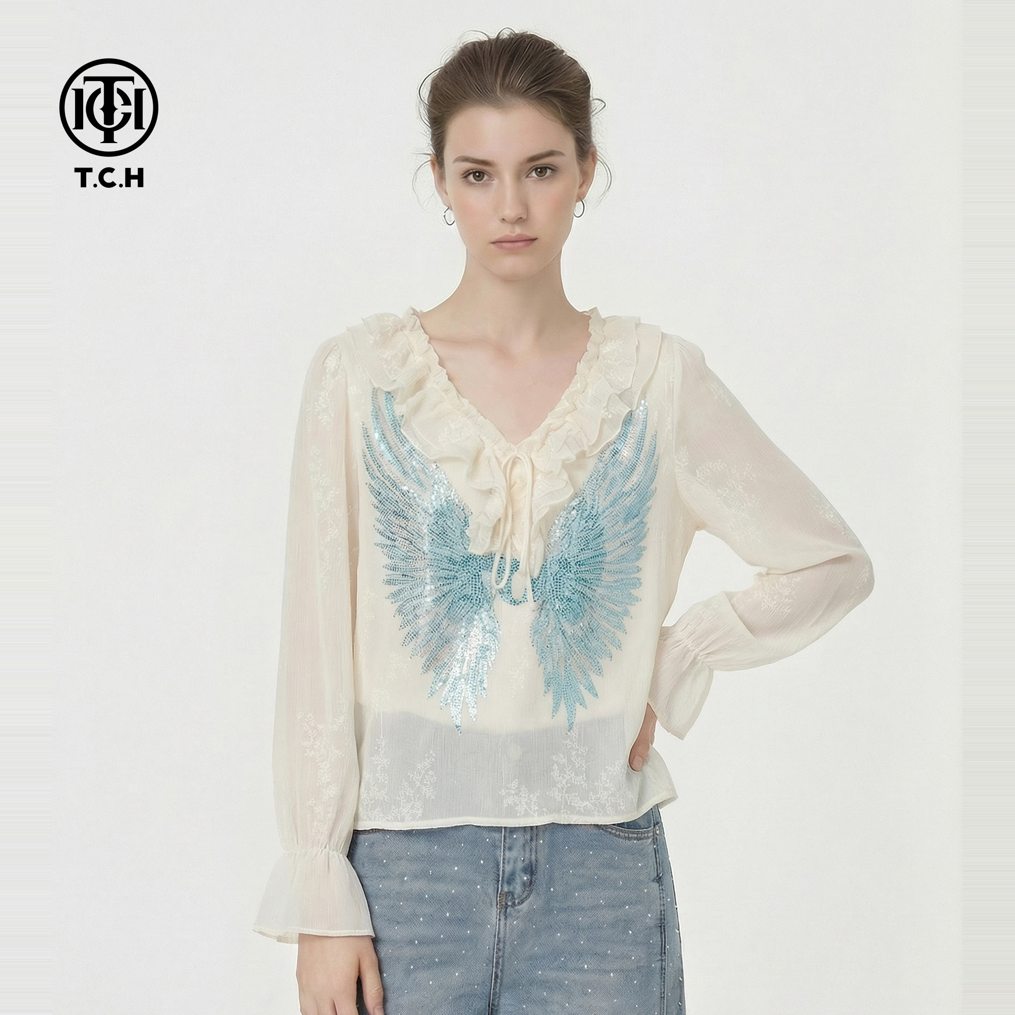 TCH蓝调翅膀烫钻仙气荷叶边V领喇叭袖米白蕾丝衬衫女T78A13E1023