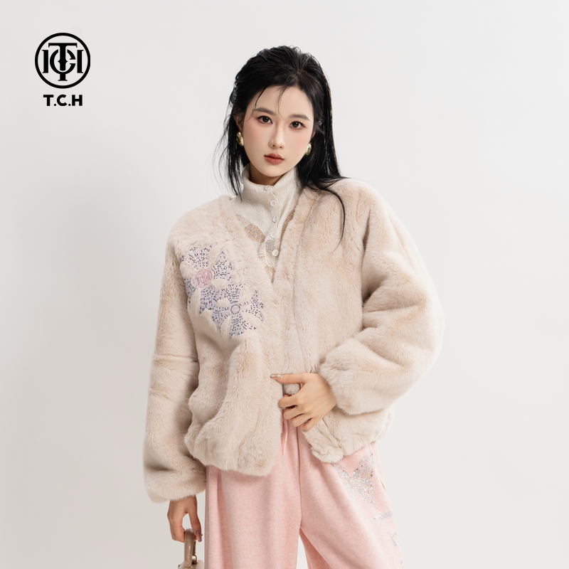TCH私服烫钻时髦千金风V领毛毛保暖外套2025冬季新款T75D05E1006