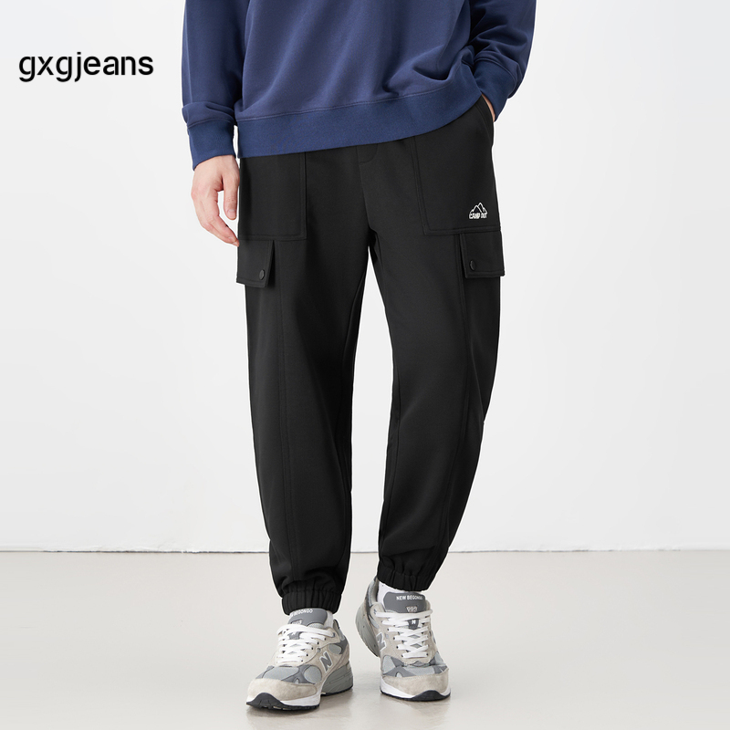 黑色收口长裤，利落休闲