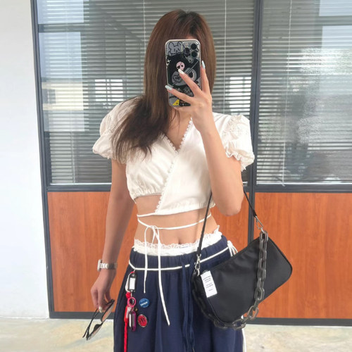 Jennie穿搭~蕾丝V领绑带短袖衬衫